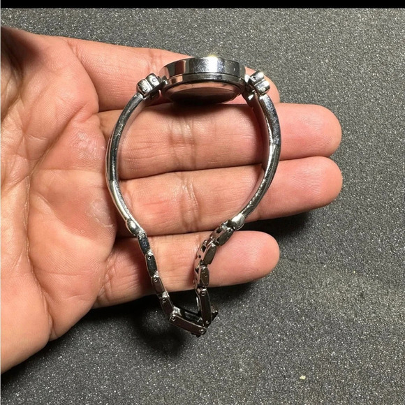 Ladies quartz silver tone diamond accent wrist watch working with new battery - Picture 8 of 10